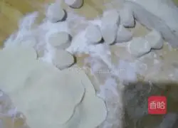 Illustration of how to make eggplant, coriander and pork dumplings 1