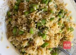 Illustration of how to make carob and egg fried rice 23