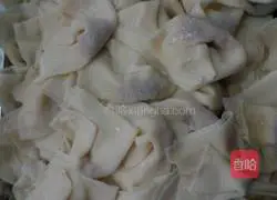 Illustration of how to make spicy and sour wontons 2