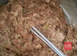 Illustration of how to make green pepper and pork dumplings 2