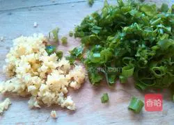 Illustration of how to make celery and pork wontons 3