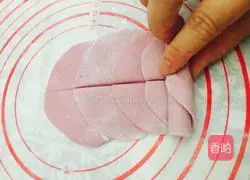 Illustration of how to make rose steamed buns 7