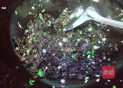 Illustration of how to make leek and egg dumpling stuffing 10