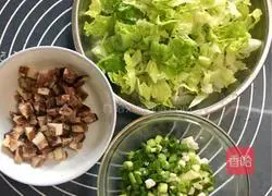 Illustration of how to make sausage and egg fried rice 2