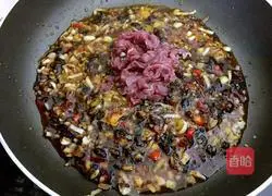 Illustration of how to make beef sauce noodles 5