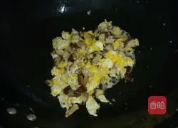 Illustration of how to make egg and mushroom fried rice 4