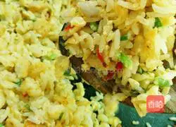 Illustration of how to make green onion and egg fried rice 8
