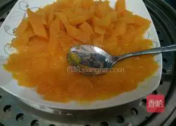 Illustration of how to make pumpkin hat steamed buns 1