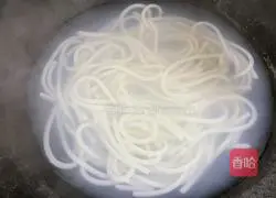 Illustration of how to make hot and sour noodles 1