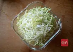 Illustration of how to make zucchini, pork and green onion dumpling stuffing 3