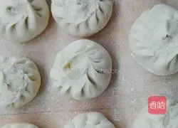 Illustration of how to make pork and lotus vegetable buns 8