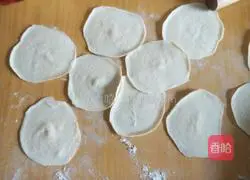  Illustration of how to make dumplings stuffed with pickled cabbage and meat 4