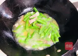 Illustration of how to make braised rice with green beans and bacon 1