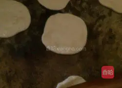 Illustration of how to make small fried cakes 9