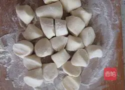 Illustration of how to make pork, fungus and cabbage dumplings 4