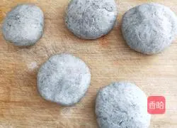 Illustration of how to make steamed buns with black rice noodles and mung bean paste 6