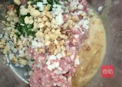 Illustration of how to make small wontons (pork bone and scallop soup base) 3