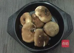 Illustration of how to make mushroom and pork dumplings 1