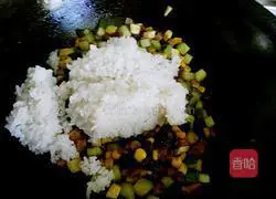Illustration of how to make sausage and vegetable curry fried rice 7