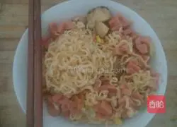 Illustration of how to make ham fried noodles 5