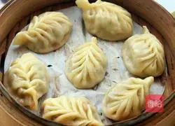 Illustration of how to make three fresh dumplings 6