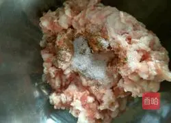 Illustration of how to make oyster mushroom and pork wontons 4