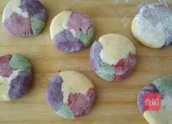 Illustration of how to make colorful large steamed buns with fennel stuffing 6