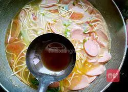 Illustration of how to make ham noodles 8