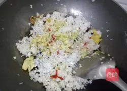 Illustration of how to make cabbage and egg fried rice 7