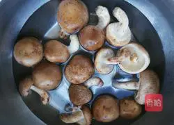 Illustration of how to make mushroom and pork dumplings 2