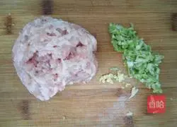 Illustration of how to make dumplings stuffed with lotus root 1