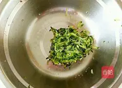 Illustration of how to make cucumber, egg and shrimp dumplings 6