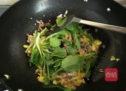 Illustration of how to make bacon fried noodles 8