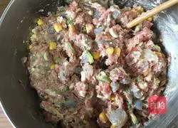 Illustration of how to make dumplings stuffed with pork, prawns, corn kernels and chives 3