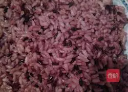 Illustration of how to make colorful sausage fried rice 1