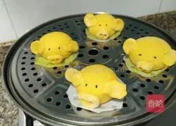 Illustration of how to make piggy pumpkin steamed buns 12