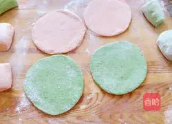 Illustration of making couple's slipper steamed buns 9