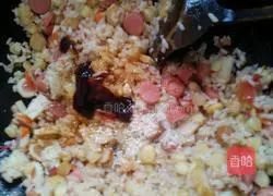 Illustration of how to make fried rice with assorted meatballs 8