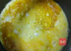 Illustration of how to make egg fried rice in rice cooker 4