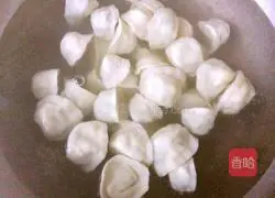 Illustration of how to make wontons with shrimp stuffing 15