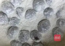 Illustration of how to make handmade bean paste glutinous rice balls 1