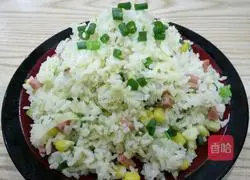 Illustration of how to make ham, corn and egg fried rice 9