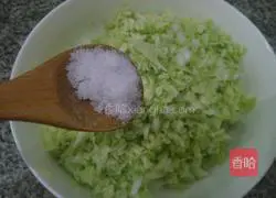 Illustration of how to make mushroom, cabbage and pork dumpling stuffing 5