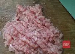 Illustration of how to make lean meat pancakes 2