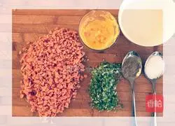 Illustration of how to make fried potato pancakes 3