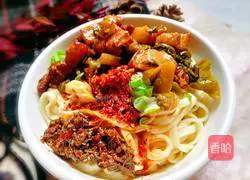 Illustration of how to make sauerkraut, braised and dried pork noodles 15