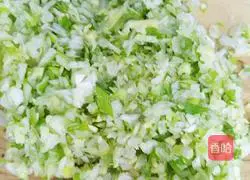 Illustration of how to make small wontons with green onion and fresh meat 4