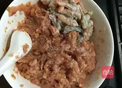 Illustration of how to make shrimp and pork wontons 1