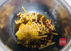 Illustration of how to make snail noodles 1