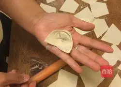 Illustration of how to make fresh meat and fungus wontons 12